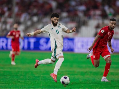 عبد الرحمن العبود مهاجم السعودية قبل تسجيل الهدف الثاني في مرمى البحرين بتصفيات كأس العالم 2026 - 5 يونيو 2025 - X/@SaudiNT