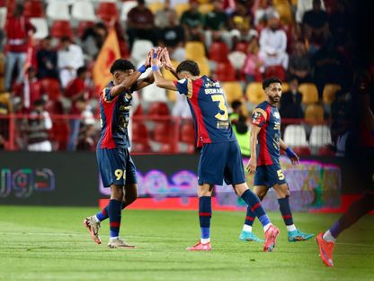 لاعبون من ضمك يحتفلون بتسجيل هدف في مرمى الرائد بدوري روشن السعودي - 11 مايو 2025 - X/@SPL