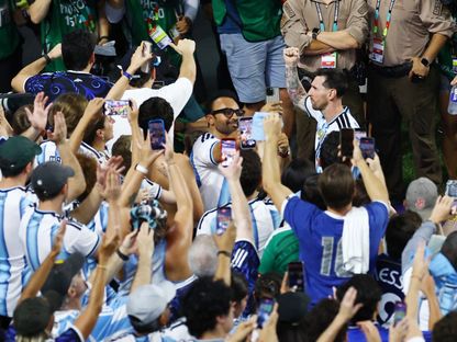 ليونيل ميسي يحتفل مع المشجعين بالفوز على الرأس الأخضر في كأس العالم - 3 يوليو 2026 - Reuters