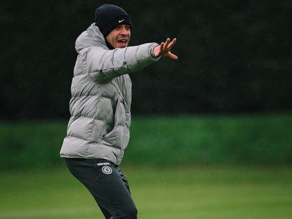 ليام روسينيور مدرب تشيلسي في حصة تدريبية - 8 يناير 2026 - X/@ChelseaFC