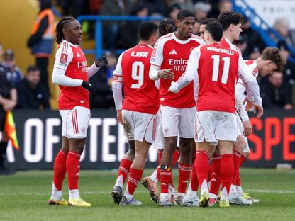 إيبريتشي إيزي لاعب أرسنال يحتفل مع زملائه بهدفه في مرمى مانسفيلد تاون في كأس الاتحاد الإنجليزي - 7 مارس 2026 - Action Images via Reuters