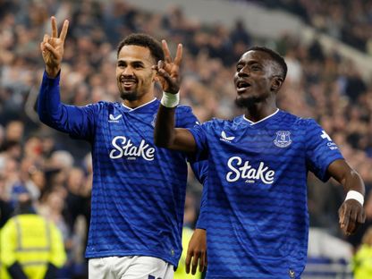 إيليمان ندياي وإدريسا غاي ثنائي إيفرتون خلال الاحتفال بالتسجيل ضد تشيلسي - 21 مارس 2026 - Reuters