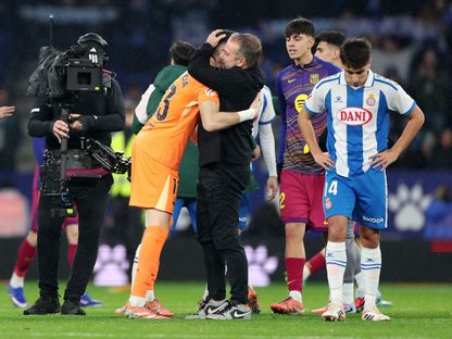 هانزي فليك يُحيي الحارس جوان غارسيا بعد مباراة برشلونة وإسبانيول بالدوري الإسباني - 3 يناير 2025 - Reuters