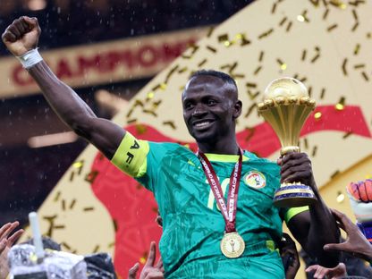 ساديو ماني يرفع كأس أمم إفريقيا بعد نهائي البطولة بين السنغال والمغرب - 18 يناير 2026 - Reuters
