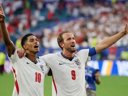 هاري كين (يمين) يحتفل مع بيلينغهام بعد فوز إنجلترا على النرويج - 11 يوليو 2026 - Reuters