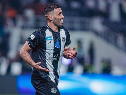 عبد الرزاق حمد الله مهاجم نادي الشباب يحتفل بتسجيل هدف في مرمى الرائد بدوري روشن السعودي - 6 فبراير 2025 - X/@AlShababSaudiFC