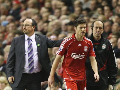 مدرب ليفربول رافاييل بينيتيز وتشابي ألونسو خلال مباراة ضد أرسنال - 28 أكتوبر 2007 - Action Images / Michael Regan