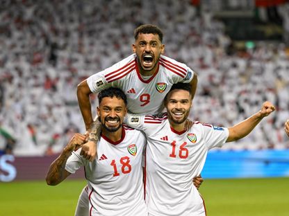 احتفال لاعبي الإمارات بتسجيل هدف في مرمى عُمان بملحق تصفيات كأس العالم 2026 - 11 أكتوبر 2025 - X/@UAEFNT