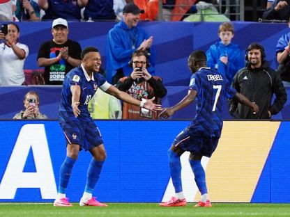 احتفال كيليان مبابي مع زميله عثمان ديمبيلي بهدف فرنسا في مرمى العراق بكأس العالم - 23 يونيو 2026 - Reuters