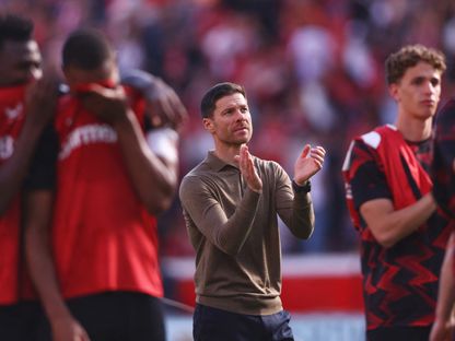 مدرب باير ليفركوزن تشابي ألونسو يصفق للجمهور بعد التعادل مع فرايبورغ وإحراز بايرن ميونيخ لقب الدوري الألماني - 26 أبريل 2025 - Reuters