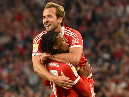 هاري كين مهاجم بايرن يحتفل مع مايكل أوليسي بهدفه الثاني في مرمى هامبورغ في الدوري الألماني - 13 سبتمبر 2025 - Reuters
