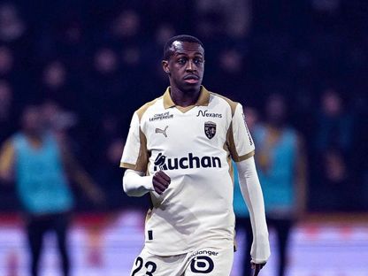 سعود عبد الحميد لاعب لانس خلال مباراة ضد باريس أف سي بالدوري الفرنسي - 14 فبراير 2026 - X/@Ligue1_Arab