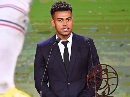 ديزيري دوي لاعب باريس سان جيرمان بعد فوزه بجائزة أفضل لاعب شاب بالدوري الفرنسي - 11 مايو 2026 - X/@PSG_inside