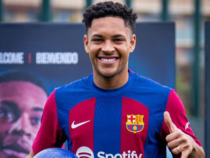 المهاجم البرازيلي فيتور روكي عند تقديمه في برشلونة - X@FCBarcelona