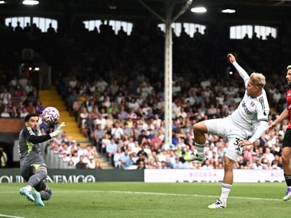 إيميل سميث رو يهرب من لوك شو ويسجل هدف تعادل فولهام أمام مانشستر يونايتد بعد تمريرة أليكس إيوبي 24-8-2025 - Reuters