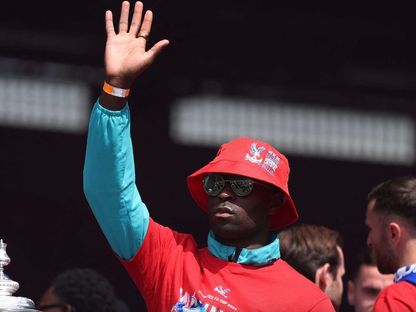 مدافع كريستال بالاس مارك غويهي خلال احتفالات الفريق بكأس الاتحاد الإنجليزي 2025 - Reuters