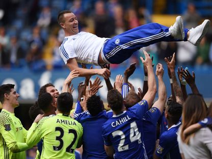 لاعبو تشيلسي لحظة وداع جون تيري من تشيلسي عام 2016 - REUTERS