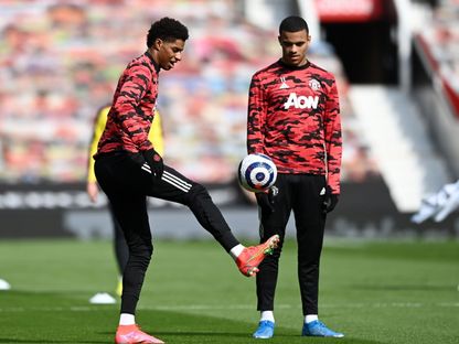 ماركوس راشفورد ومايسون غرينوود خلال الإحماء قبل مواجهة فريقهما السابق مانشستر يونايتد وبيرنلي في الدوري الإنجليزي - REUTERS