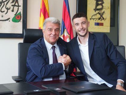 رئيس برشلونة جوان لابورتا وجوان غارسيا بعد التعاقد مع حارس مرمى إسبانيول - 20 يونيو 2025 - X/@FCBarcelona