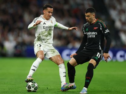 لوكاس فاسكيز قائد ريال مدريد في صراع على الكرة مع غابرييل مارتينيلي لاعب أرسنال - 16 أبريل 2025 - Reuters