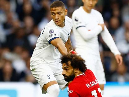 ريتشارليسون ومحمد صلاح خلال لقاء بين توتنهام وليفربول بالدوري الإنجليزي - 30 سبتمبر 2023 - Reuters