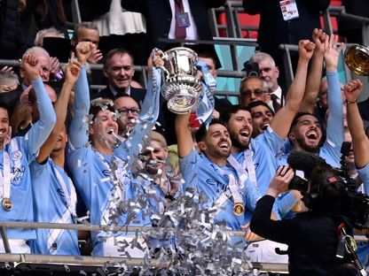 قائد مانشستر سيتي برناردو سيلفا يرفع كأس الاتحاد الإنجليزي بعد الفوز على تشيلسي في النهائي - 16 مايو 2026 - reuters