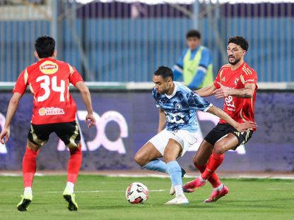 محمد الشيبي لاعب بيراميدز في صراع على الكرة مع وسام أبو علي مهاجم الأهلي - 12 أبريل 2025 - X/@AlAhly