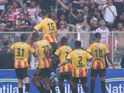 لاعبون من الترجي الرياضي يحتفلون بتسجيل هدف في مرمى النادي الإفريقي بالدوري التونسي - 20 أبريل 2025 - X/@foot24