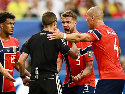 كريستوفر أيير لاعب النرويج يحتج على الحكم خلال مواجهة إنجلترا - 11 يوليو 2026 - Reuters