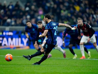 التركي هاكان تشالهان أوغلو لاعب إنتر خلال تنفيذ ركلة جزاء أمام ميلان في الدوري الإيطالي - 24 نوفمبر 2025 - REUTERS
