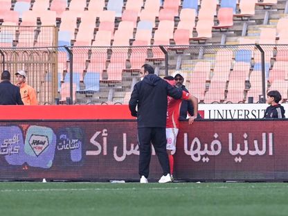 عطية الله لاعب الأهلي مع الطبيب بعد إصابة في الرأس أمام سموحة - 7 يناير 2025 - X/@AlAhly