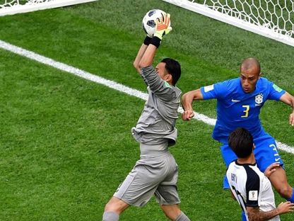 كيلور نافاس يلتقط الكرة في مباراة كوستاريكا والبرازيل بمونديال 2018 - Getty