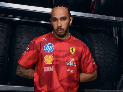 هاميلتون ينفي وجود خلافات في فيراري بعد انتقادات رئيس الفريق