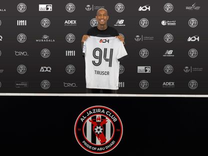 تاليسكا خلال توقيعه لعقد مع الجزيرة الإماراتي - 4 سبتمبر 2026 - X/@aljazirafc