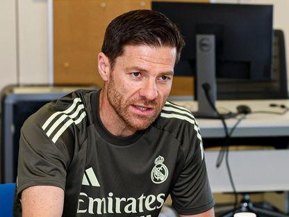 تشابي ألونسو المدير الفني الجديد لريال مدريد خلال اجتماع مع مساعديه داخل مقر النادي - 9 يونيو 2025 - facebook/RealMadrid
