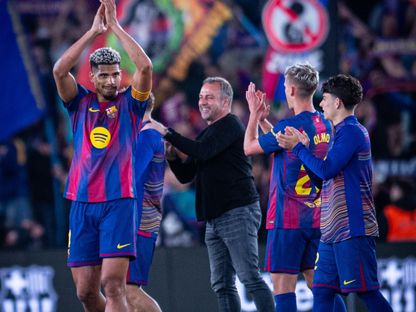 هانزي فليك مدرب برشلونة يحتفل مع لاعبيه بالفوز على إسبانيول بالدوري الإسباني - 11 أبريل 2026 - X@FCBarcelona