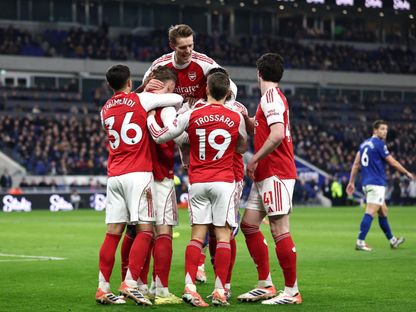 لاعبو أرسنال يحتفلون بهدف فيكتور غيوكيريس أمام إيفرتون في الدوري الإنجليزي - 20 ديسمبر 2025 - Reuters