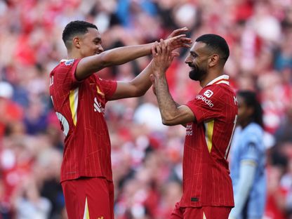 محمد صلاح يحتفل مع ترينت ألكسندر أرنولد بهدف ليفربول الخامس أمام توتنهام في مباراة التتويج بالدوري الإنجليزي الممتاز - 27 أبريل 2025 - Reuters