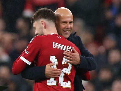 عناق بين مدرب ليفربول أرني سلوت والظهير الأيمن كونور برادلي بعد الفوز على ريال مدريد في دوري أبطال أوروبا - 4 نوفمبر 2025 - REUTERS