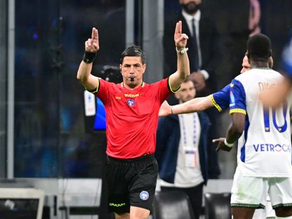 الحكم يُعلن عن ركلة جزاء خلال مباراة إنتر ميلان وفيرونا في الدوري الإيطالي - 3 مايو 2025 - Reuters