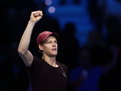 احتفال يانيك سينر بفوزه على الأميركي بن ​​شيلتون في البطولة الختامية لرابطة محترفي التنس في تورينو - 14 نوفمبر 2025 - Reuters