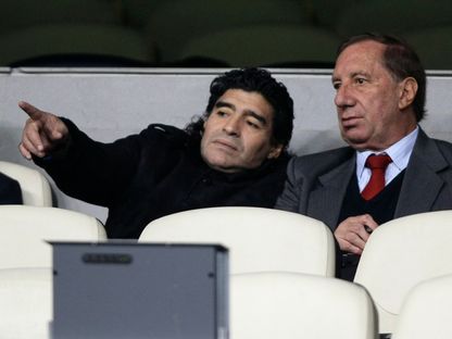 دييغو مارادونا مدرب الأرجنتين السابق وكارلوس بيلاردو مدير المنتخب خلال مباراة لريال مدريد ويوفنتوس بدوري أبطال أوروبا - 5 نوفمبر 2008 - Reuters