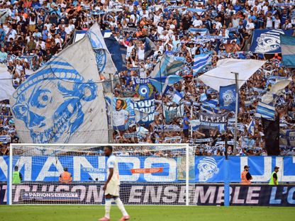 مشجعو أولمبيك مارسيليا يعرضون لافتات في المدرجات خلال مباراة باريس إف سي في الدوري الفرنسي - 23 أغسطس 2025 - ٌReuters