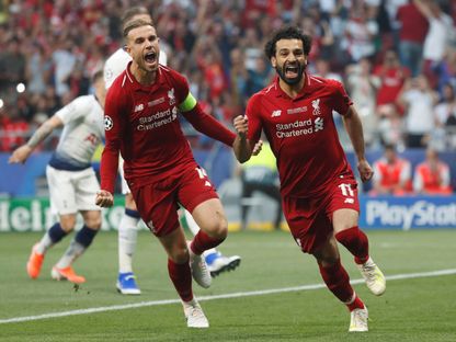 محمد صلاح يحتفل مع جوردان هندرسون بتسجيله هدفاً لليفربول في مرمى توتنهام هوتسبير بنهائي دوري أبطال أوروبا - 1 يونيو 2019 - REUTERS