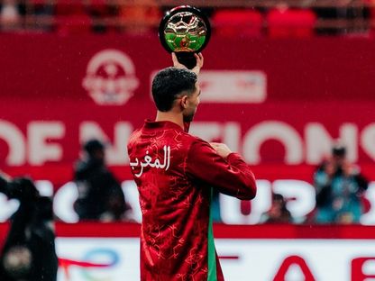 أشرف حكيمي يستعرض جائزة أفضل لاعب في إفريقيا خلال افتتاح كأس أمم إفريقيا - 21 ديسمبر 2025 - X@EnMaroc