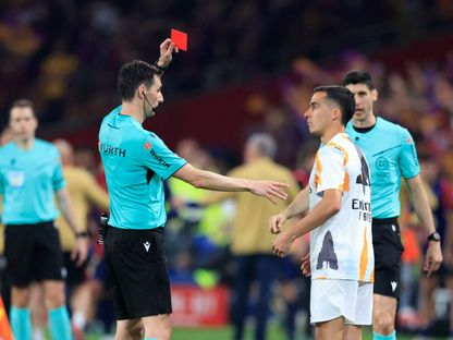 طرد 3 لاعبين من ريال مدريد في الكلاسيكو.. روديغر مهدد بعقوبة قاسية