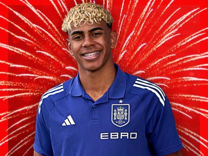 لامين يامال يتسلم جائزة صحيفة "ماركا" لأفضل لاعب في العالم من بين 100 لاعب - 24 يوليو 2025 - X@Marca