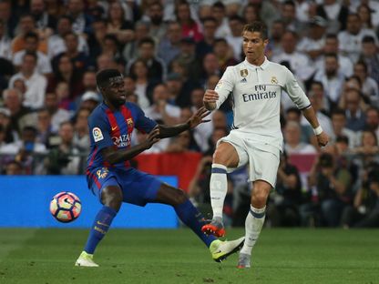 صامويل أومتيتي مدافع برشلونة خلال مواجهة كريستيانو رونالدو - 23 أبريل 2017 - Reuters