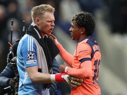 لاعب برشلونة لامين يامال في حديث مع آرون رامسديل حارس مرمى نيوكاسل بعد نهاية ذهاب ثمن نهائي دوري أبطال أوروبا - 10 مارس 2026 - Reuters