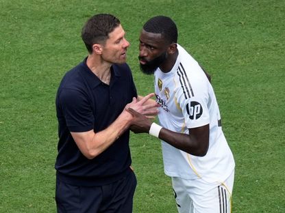 أنطونيو روديغر مدافع ريال مدريد ومدربه تشابي ألونسو خلال مواجهة باتشوكا في مونديال الأندية - 23 يونيو 2025 - Reuters